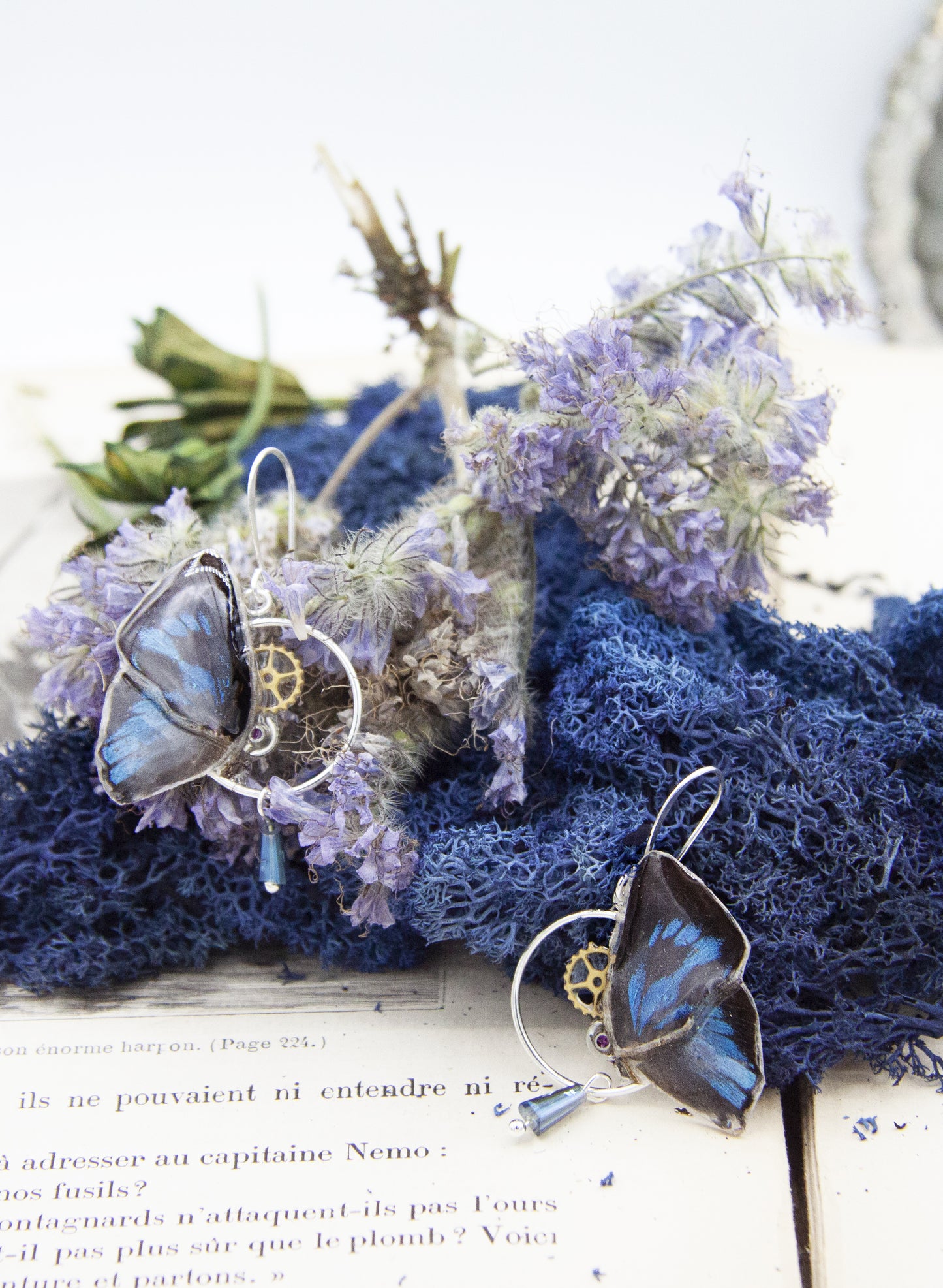 Boucles Zéphyr Ancema Ctesia version argentée – bijou Art Nouveau papillon bleu Victorian Rehab