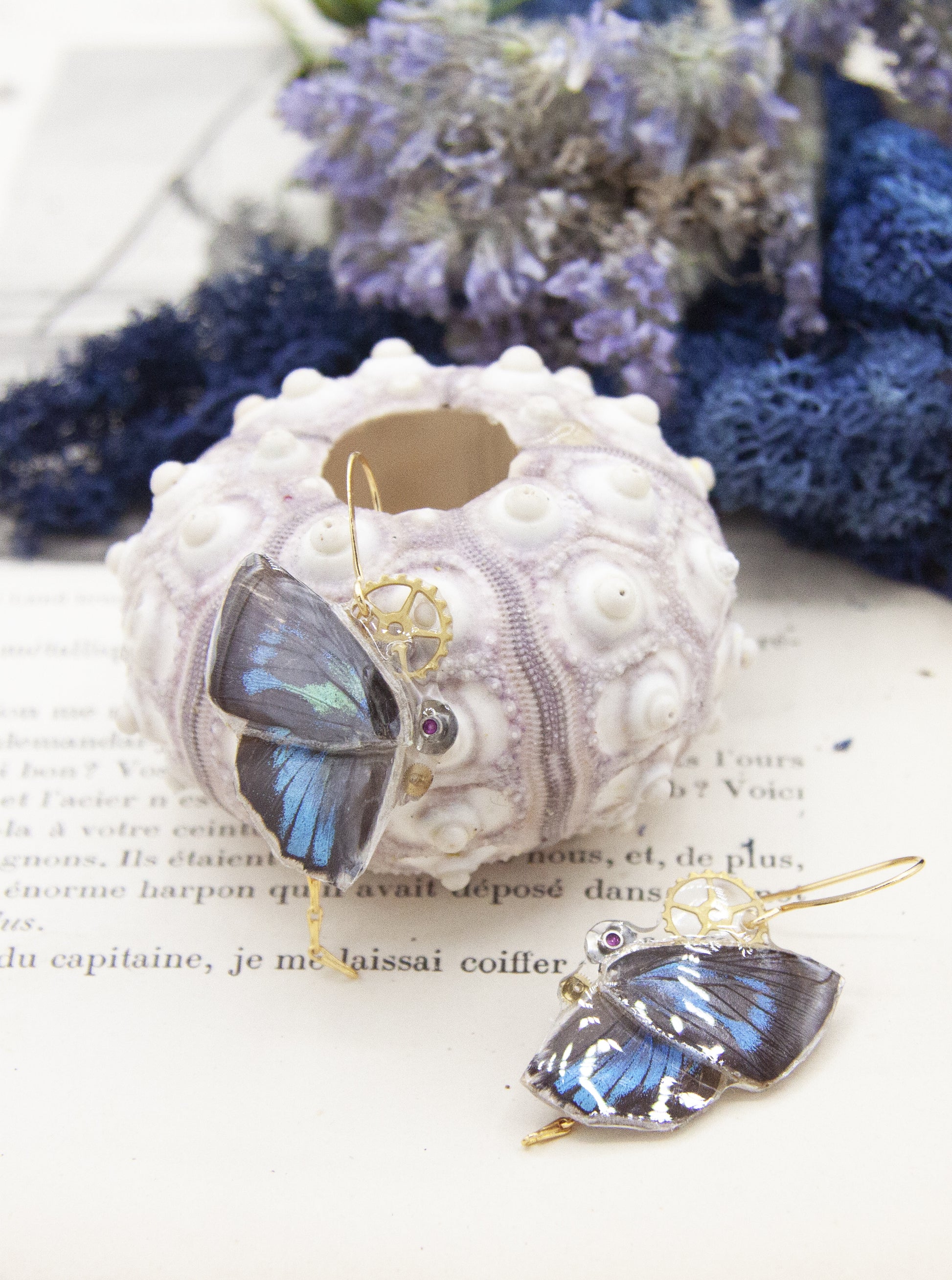 Boucles Aponi Ancema Ctesia version argentée – bijou Art Nouveau papillon bleu Victorian Rehab