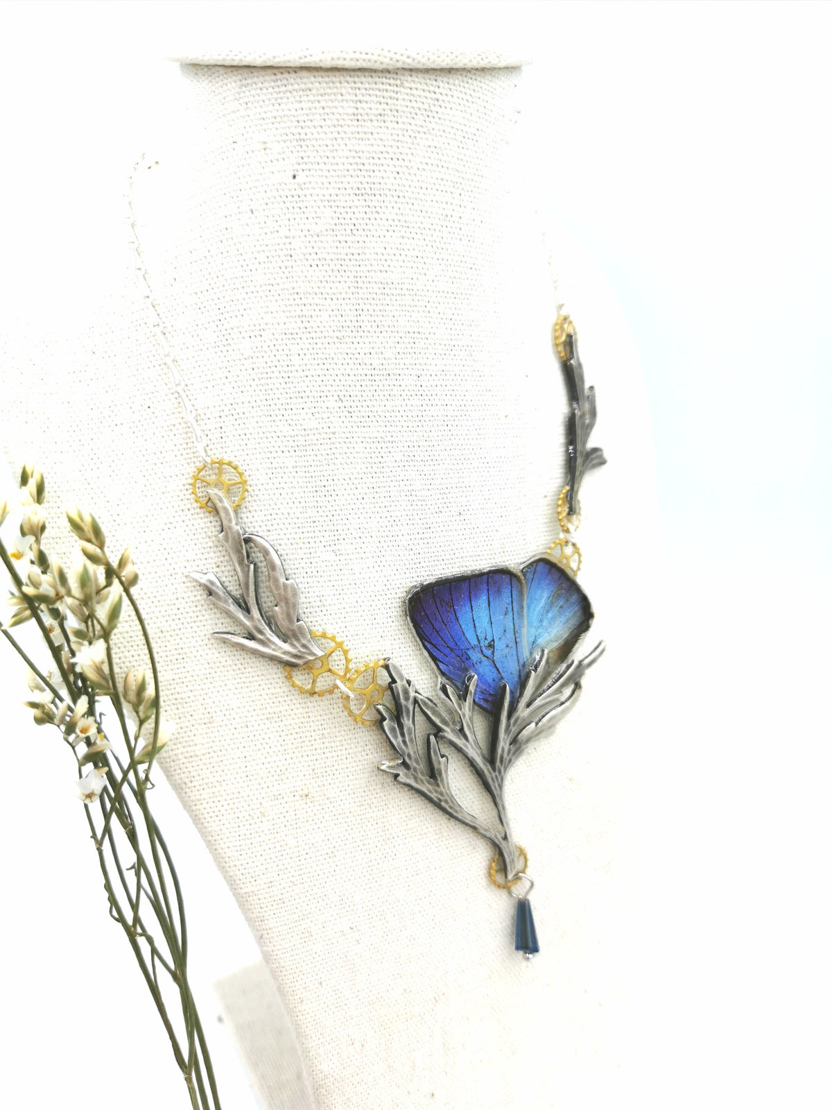 Détail collier Thésée Arhopala – aile papillon bleu métallique laiton argenté perles fait main