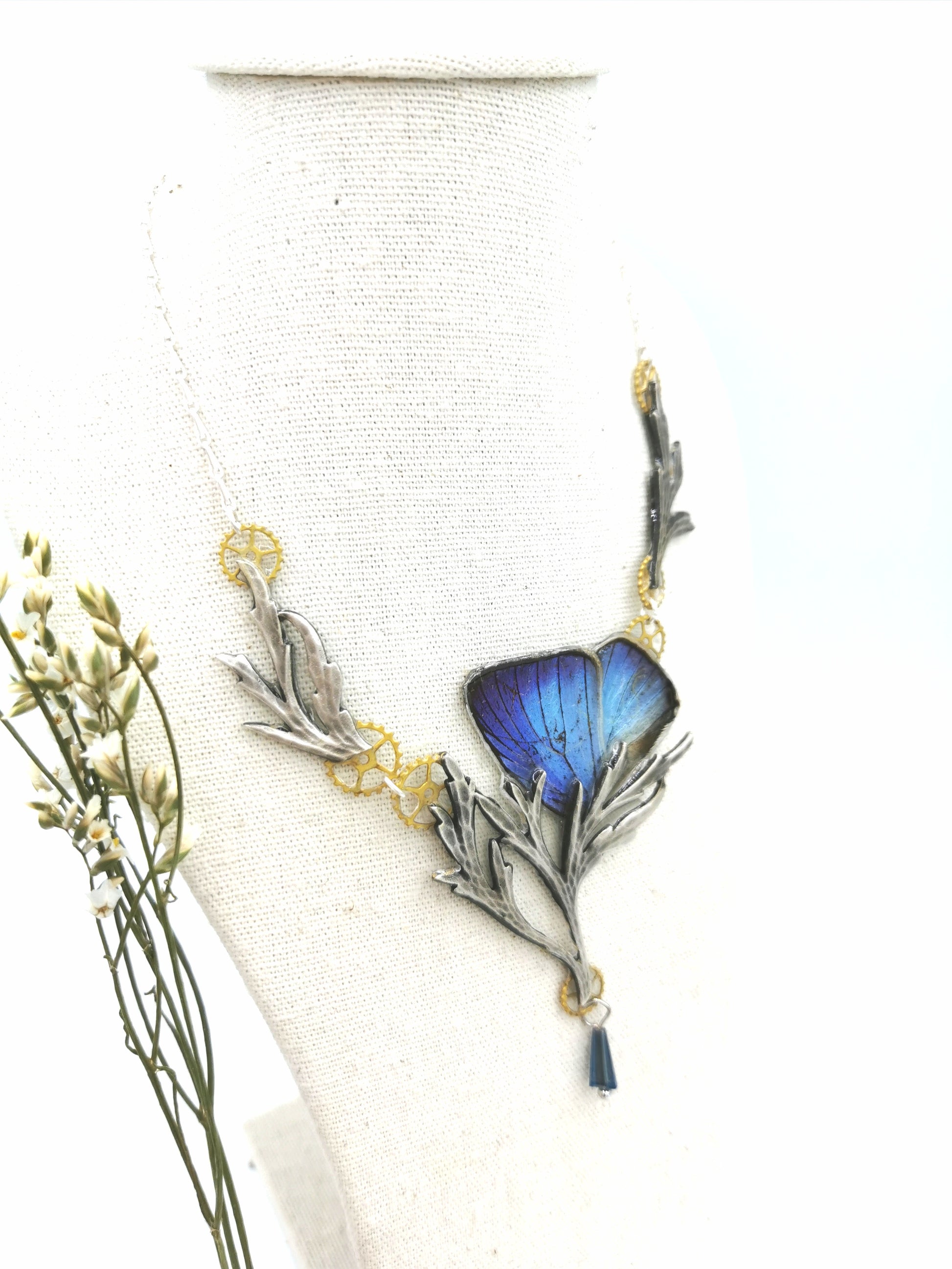 Détail collier Thésée Arhopala – aile papillon bleu métallique laiton argenté perles fait main