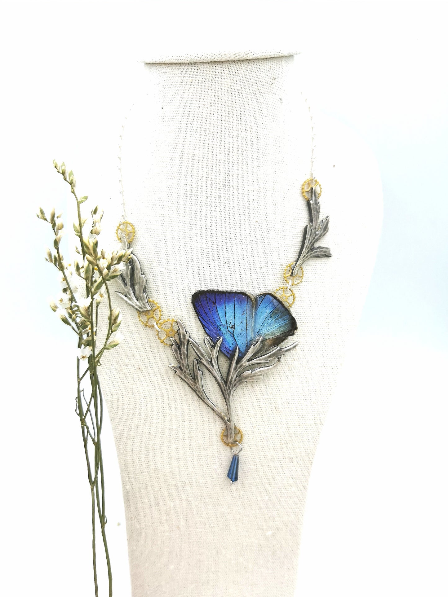 Collier Thésée Arhopala porté – bijou Art Nouveau fait main France Victorian Rehab
