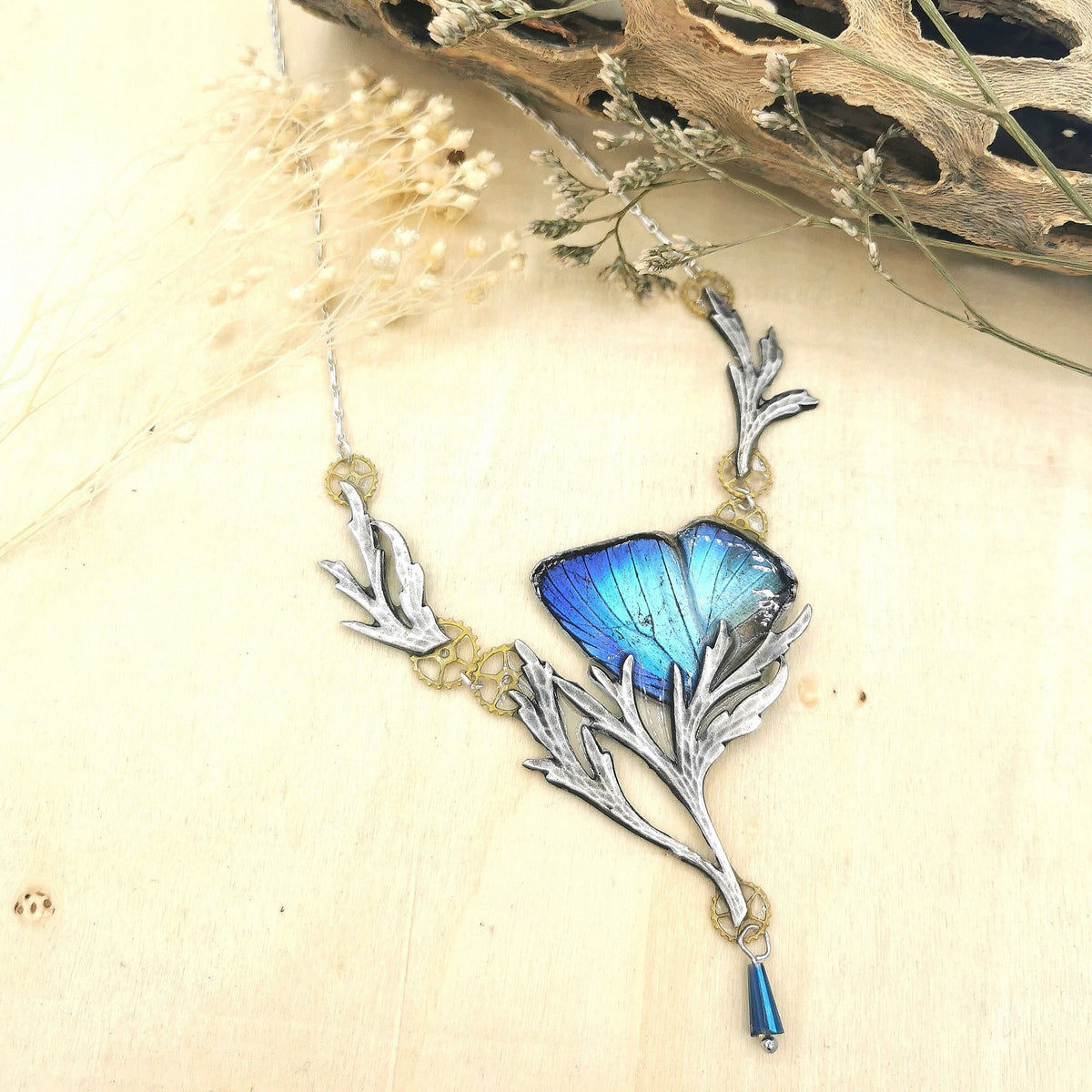 Collier Thésée papillon Arhopala bleu iridescent – estampe argentée perles verre Art Nouveau | Victorian Rehab