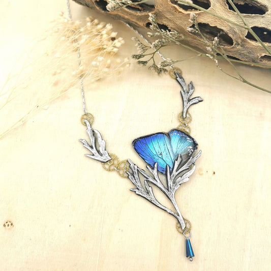 Collier Thésée papillon Arhopala bleu iridescent – estampe argentée perles verre Art Nouveau | Victorian Rehab