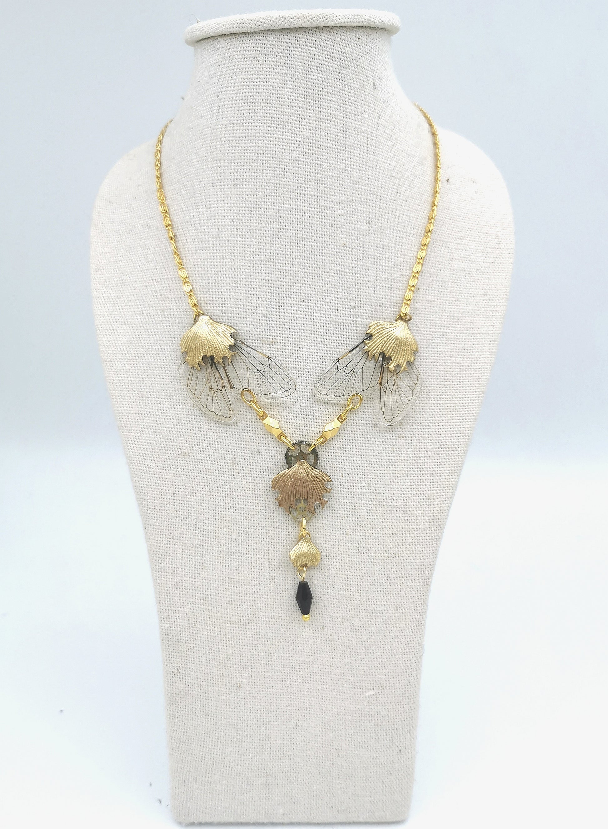 Collier Lyrie ailes de cigale porté – bijou fairycore cabinet de curiosité Victorian Rehab