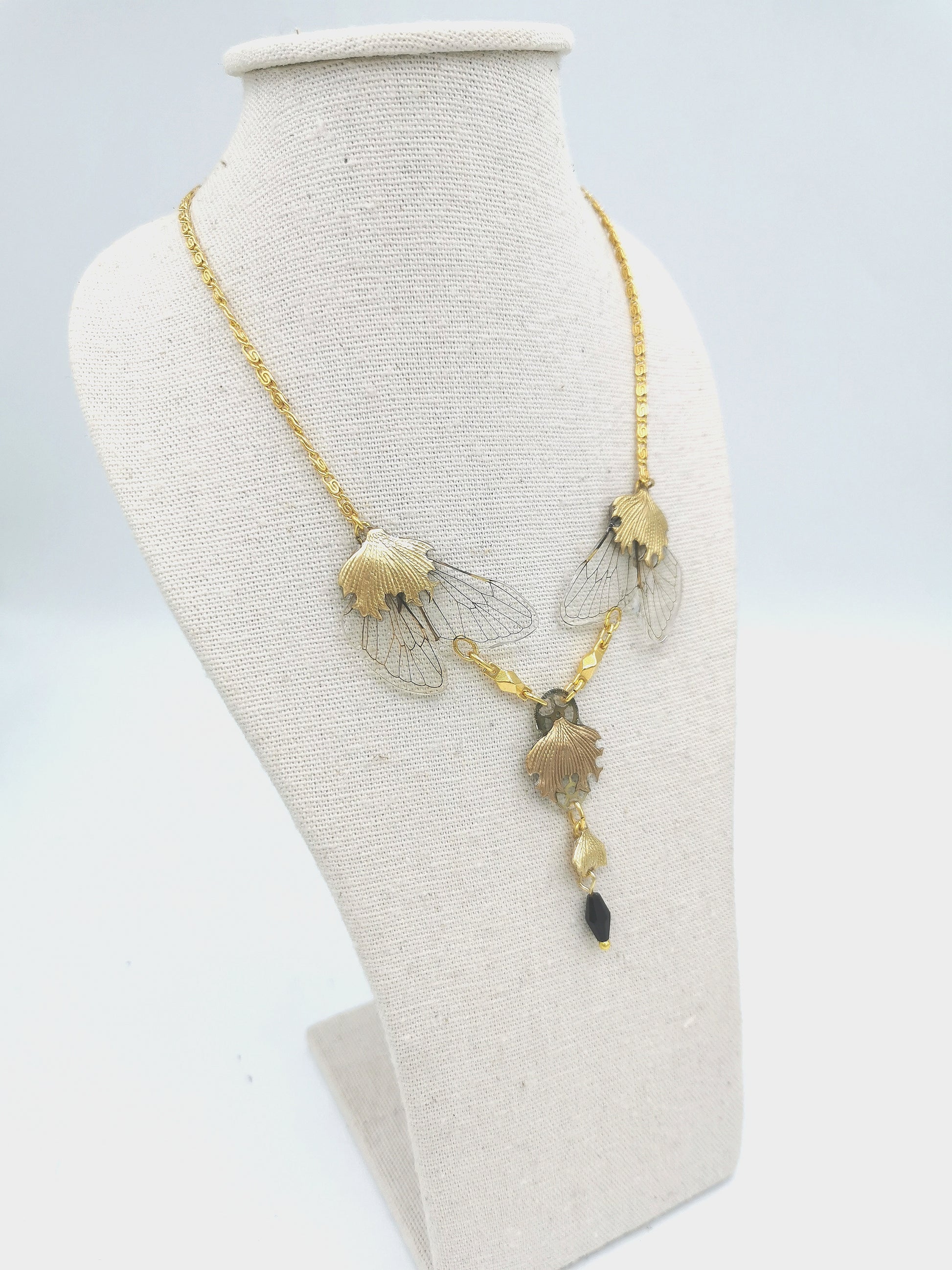Collier Lyrie ailes de cigale vue ensemble – bijou Art Nouveau fait main Hérault Victorian Rehab