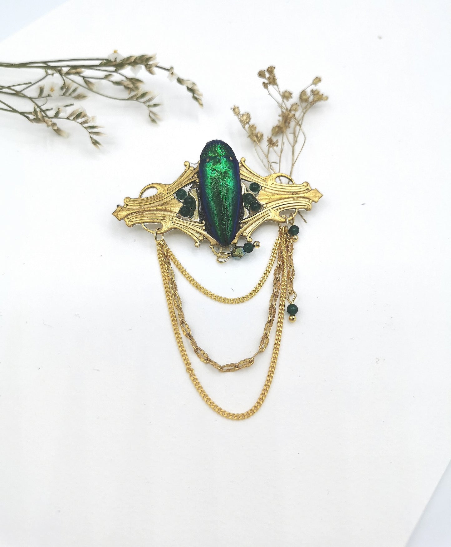 Détail broche Nobilia – scarabée iridescent & perles de verre | Victorian Rehab