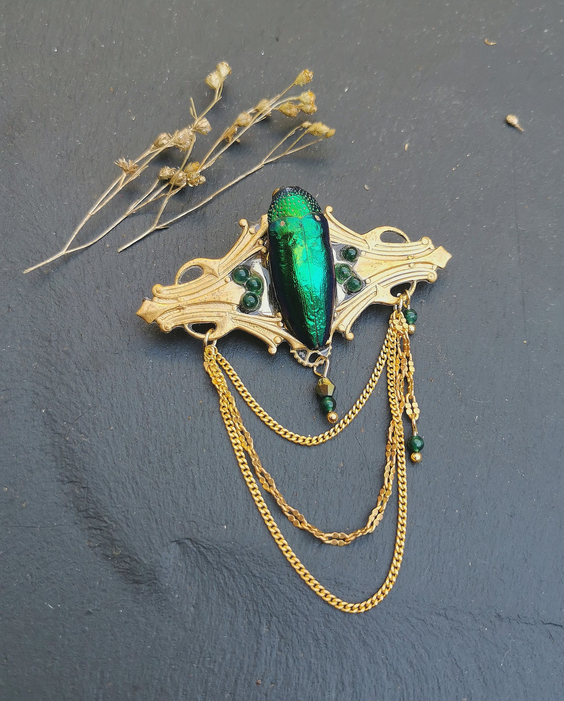 Broche Nobilia portée – bijou de caractère fait main Victorian Rehab