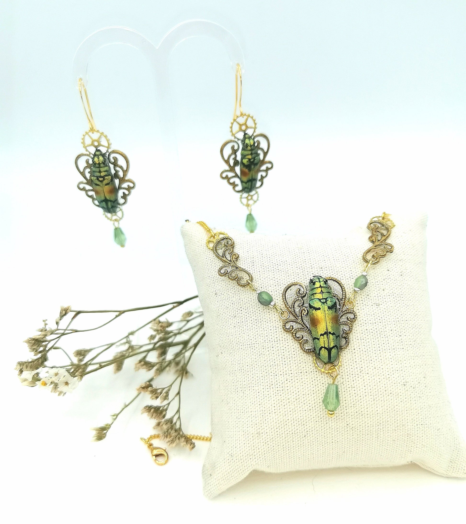 Boucles Celestis portées – bijou cabinet de curiosités baroque | Victorian Rehab