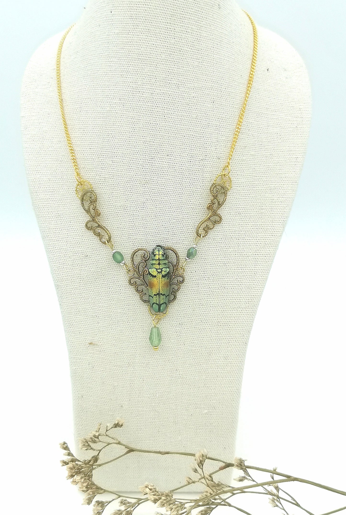 Collier Celestis porté – bijou cabinet de curiosités baroque fait main | Victorian Rehab