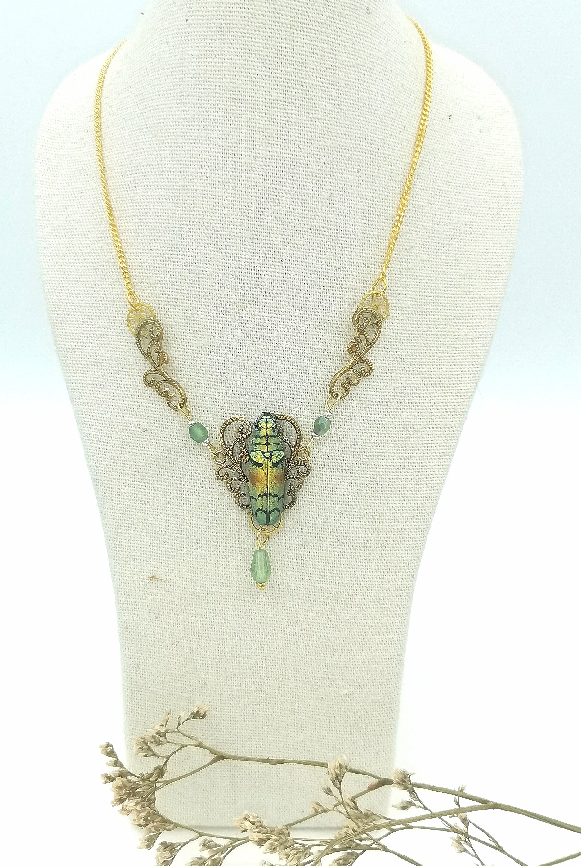 Collier Celestis porté – bijou cabinet de curiosités baroque fait main | Victorian Rehab
