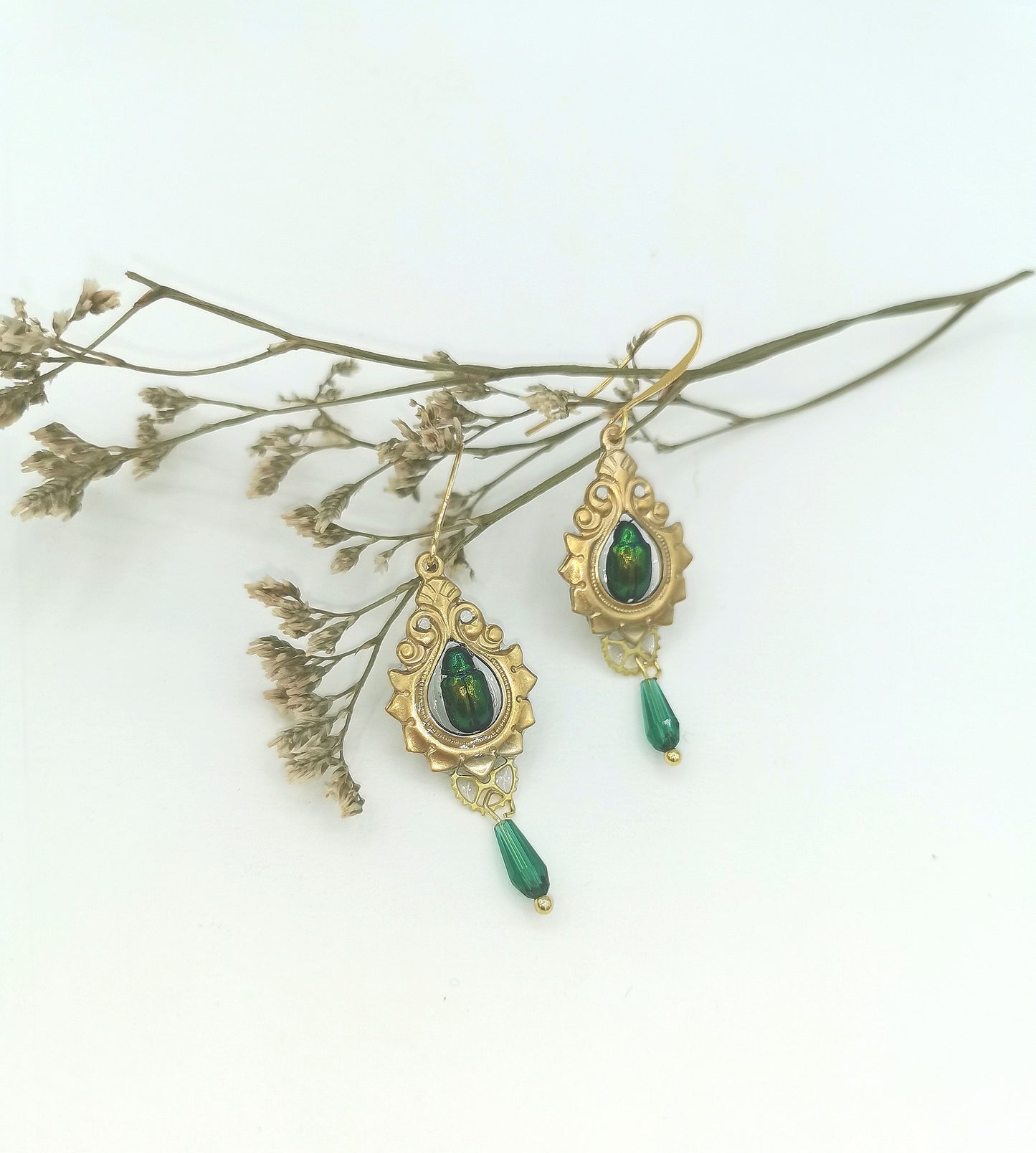 Détail boucles Kabuto – scarabée vert iridescent & estampe laiton doré | Victorian Rehab