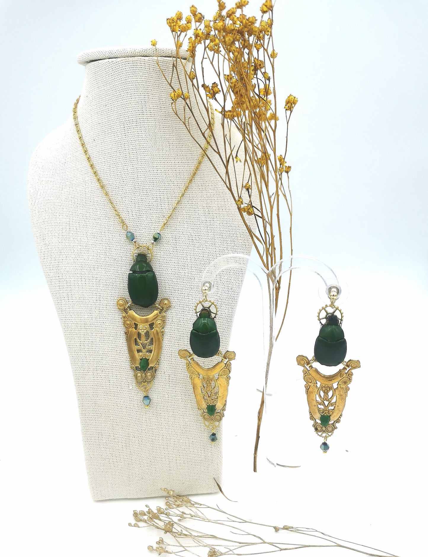Détail collier Osiris – scarabée vert iridescent & estampe ajourée | Victorian Rehab
