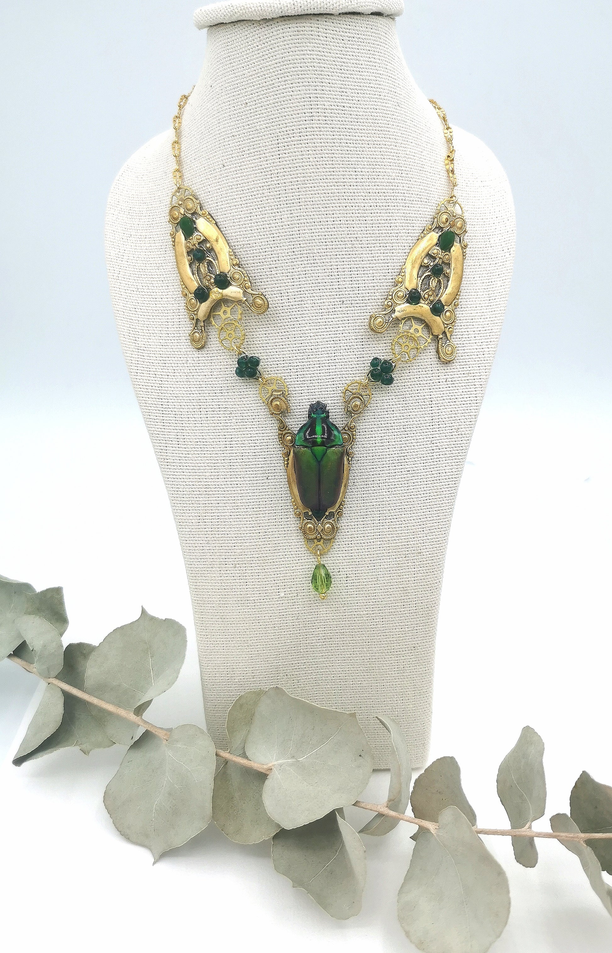 Vue ensemble collier Anubis – scarabée, jade & laiton doré | Victorian Rehab