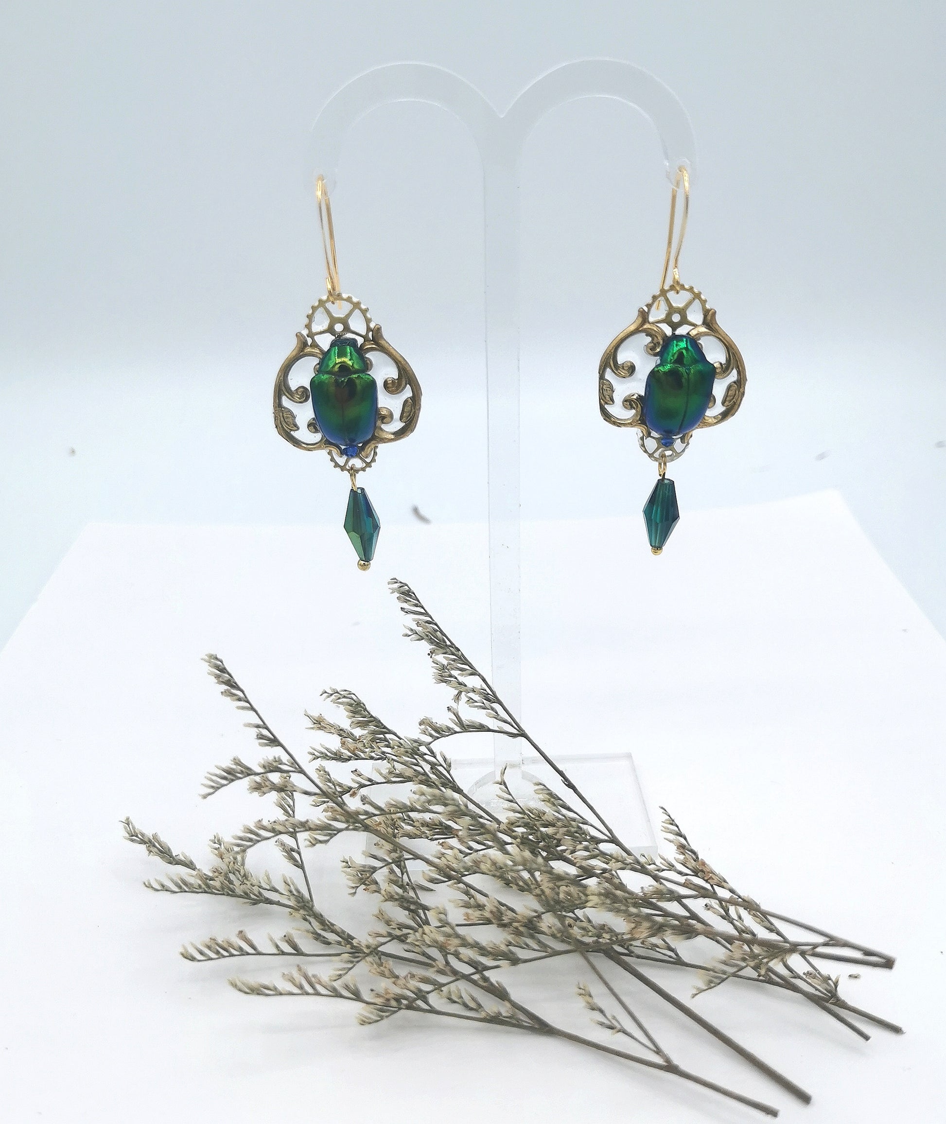 Boucles Mucha portées – bijou Art Nouveau scarabée fait main | Victorian Rehab