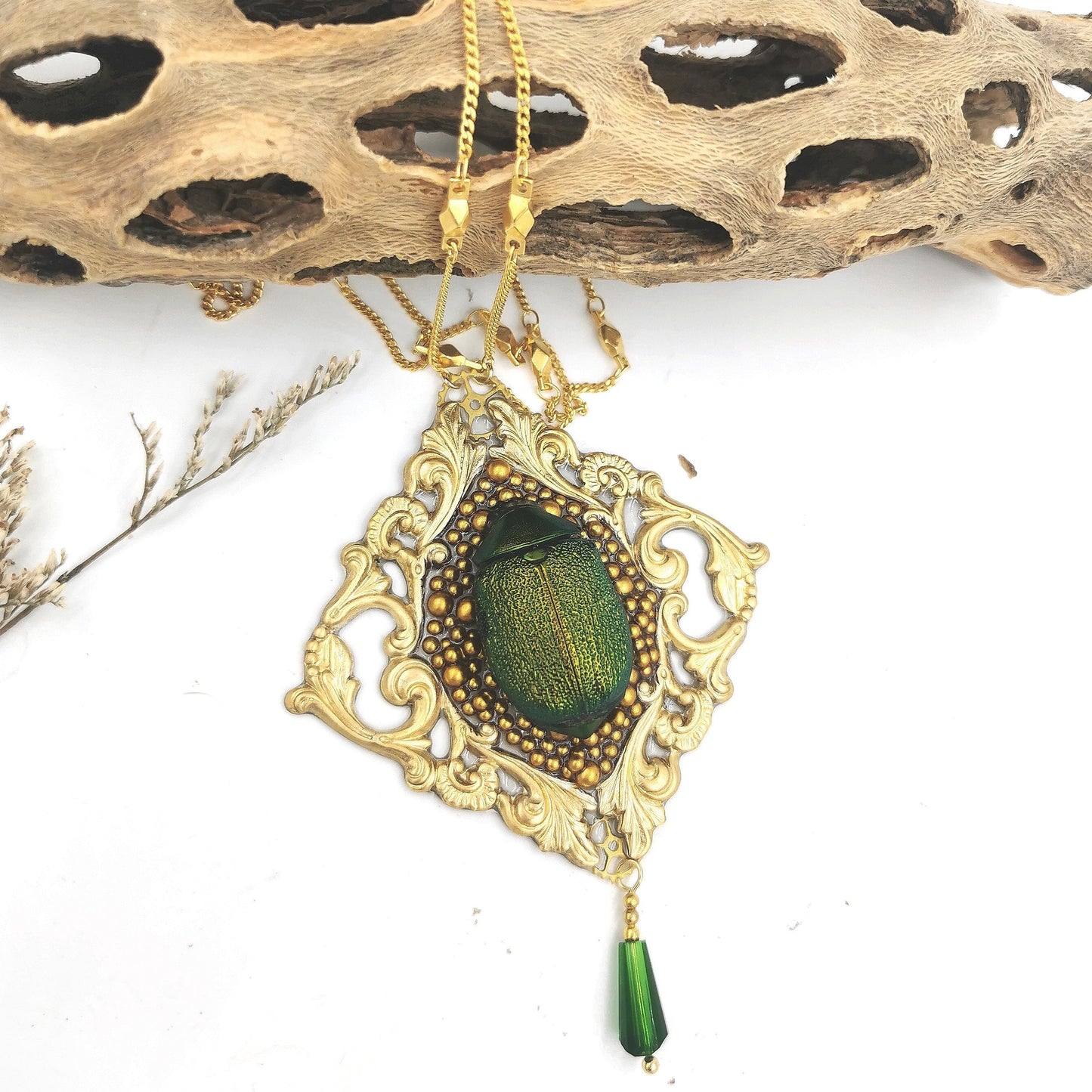 Sautoir Frame – véritable scarabée diamanté dans grand médaillon laiton doré | Victorian Rehab