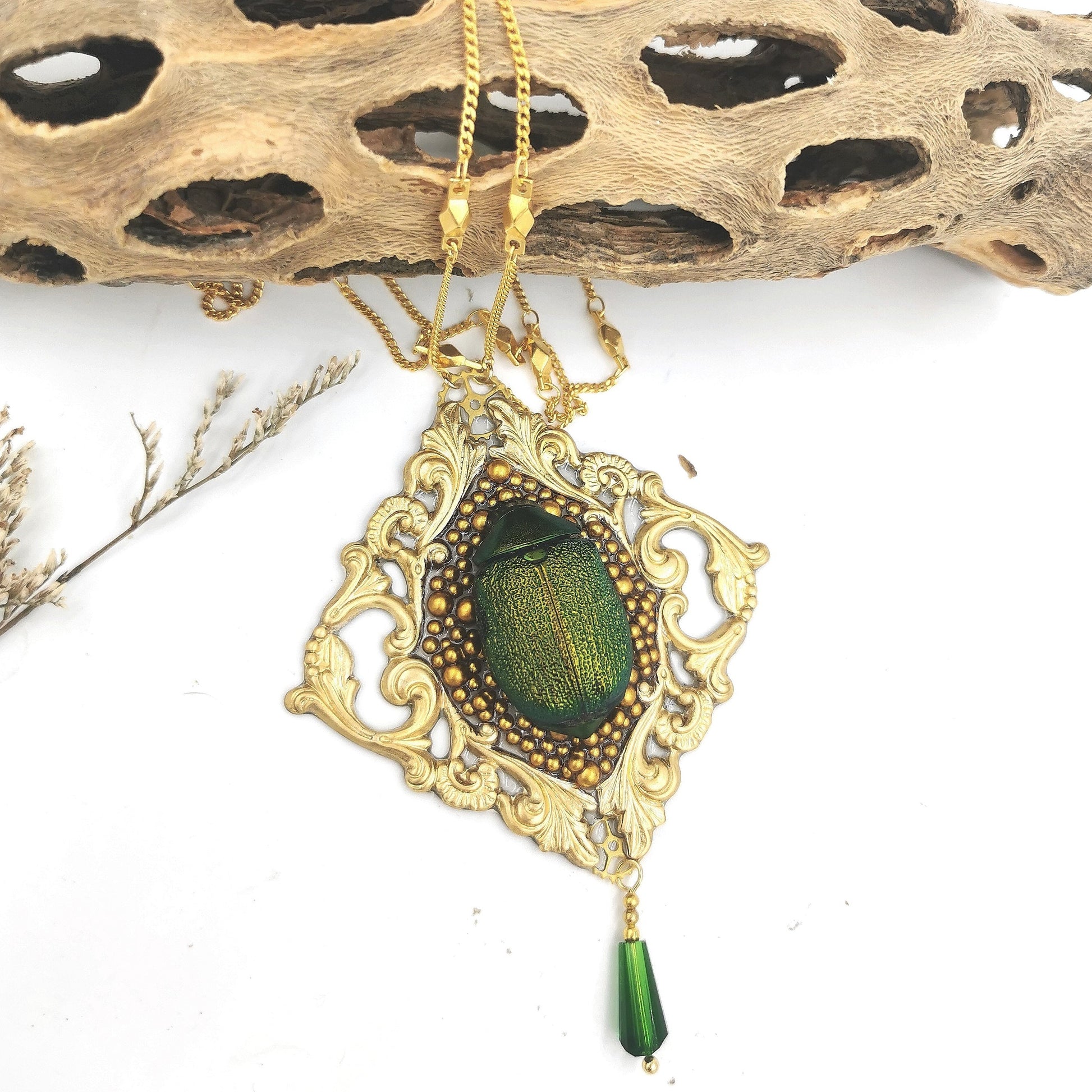 Sautoir Frame – véritable scarabée diamanté dans grand médaillon laiton doré | Victorian Rehab