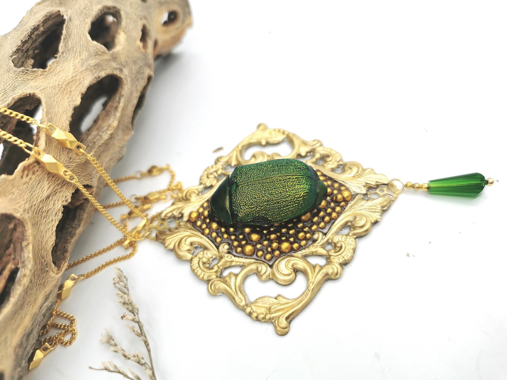 Détail sautoir Frame – scarabée aux reflets cristallins & billes de laiton | Victorian Rehab