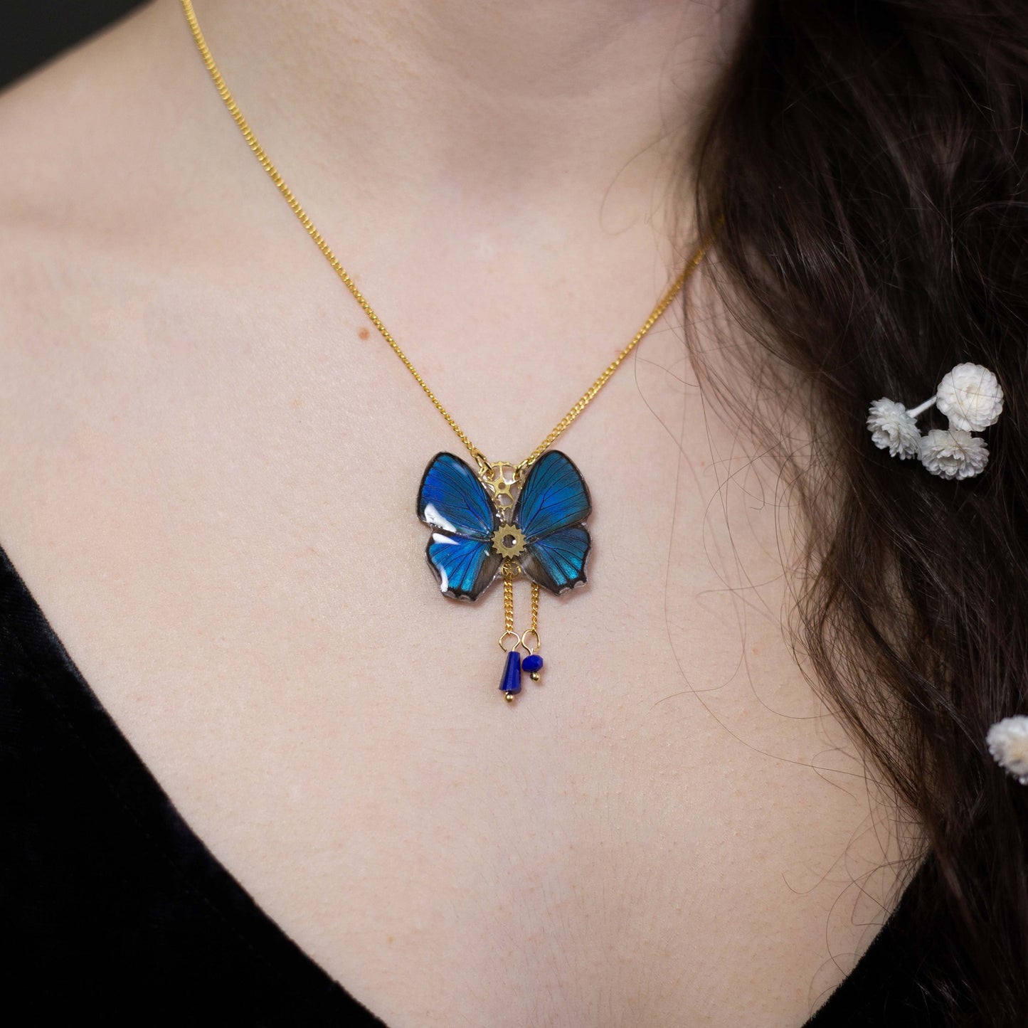 Collier Aponi papillon Hypocrysops bleu roi iridescent – engrenage horlogerie doré | Victorian Rehab