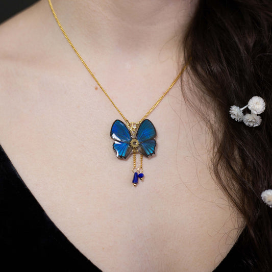 Collier Aponi papillon Hypocrysops bleu roi iridescent – engrenage horlogerie doré | Victorian Rehab