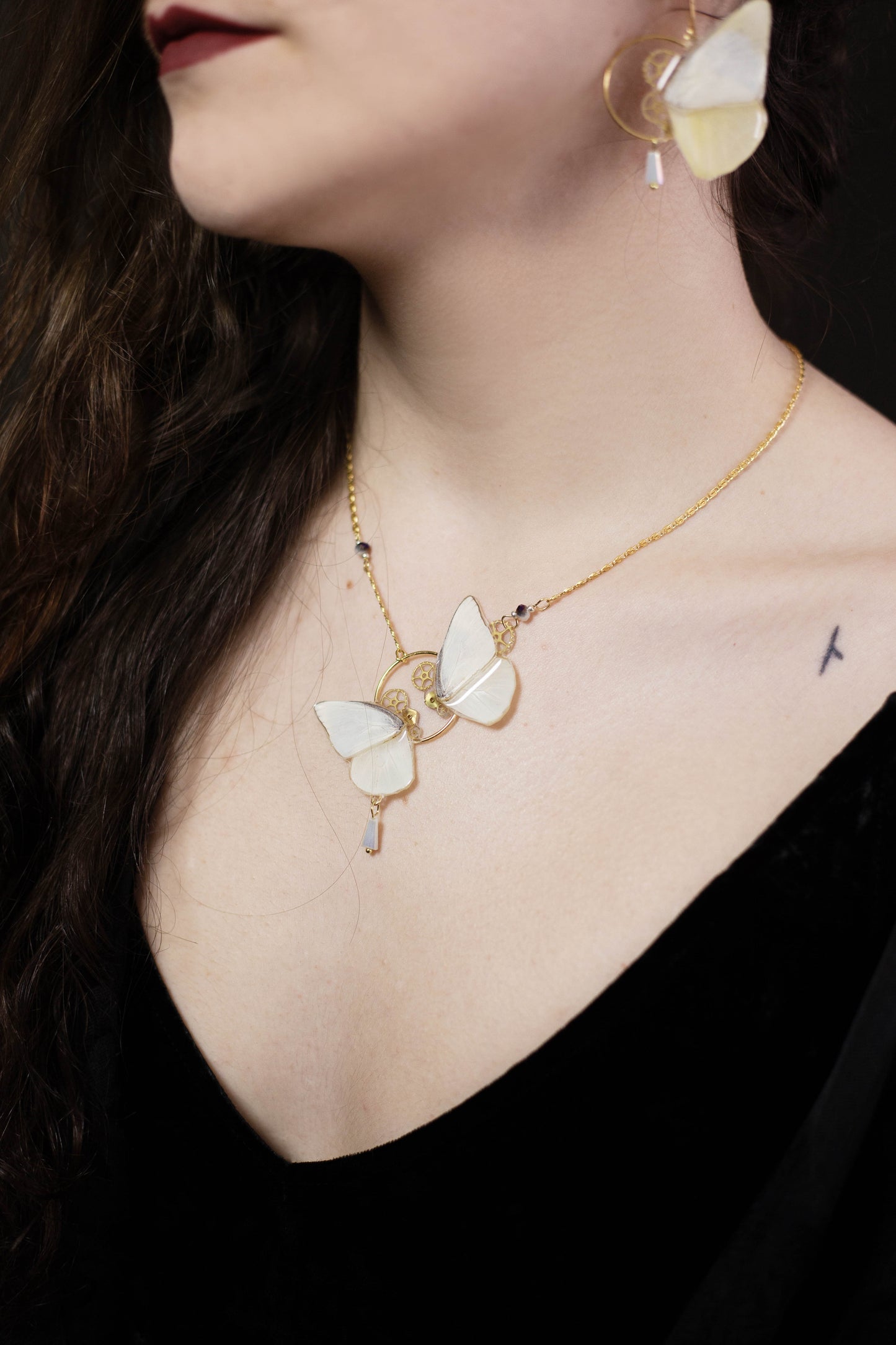 Collier Zéphyr Albina version argentée – bijou Art Nouveau papillon blanc Victorian Rehab