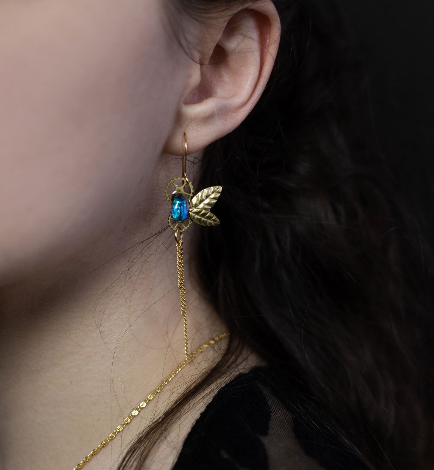 Boucles d'oreille Feuille Azur – scarabée bleu sur estampe feuille dorée | Victorian Rehab