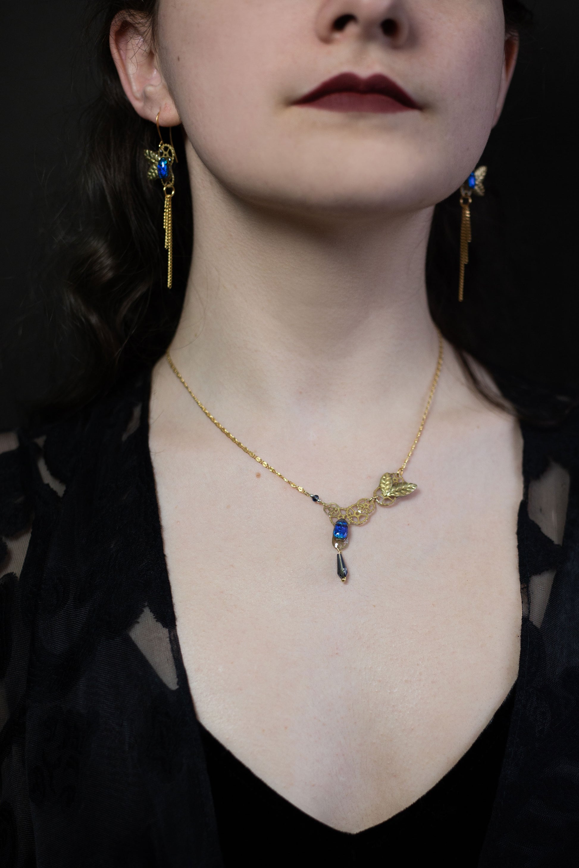 Détail collier Feuille Azur – scarabée bleu iridescent & estampe | Victorian Rehab