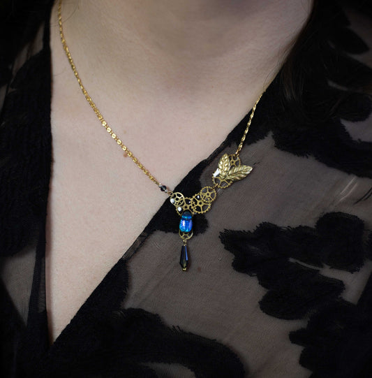 Collier Feuille Azur – scarabée bleu sur estampe feuille laiton doré | Victorian Rehab