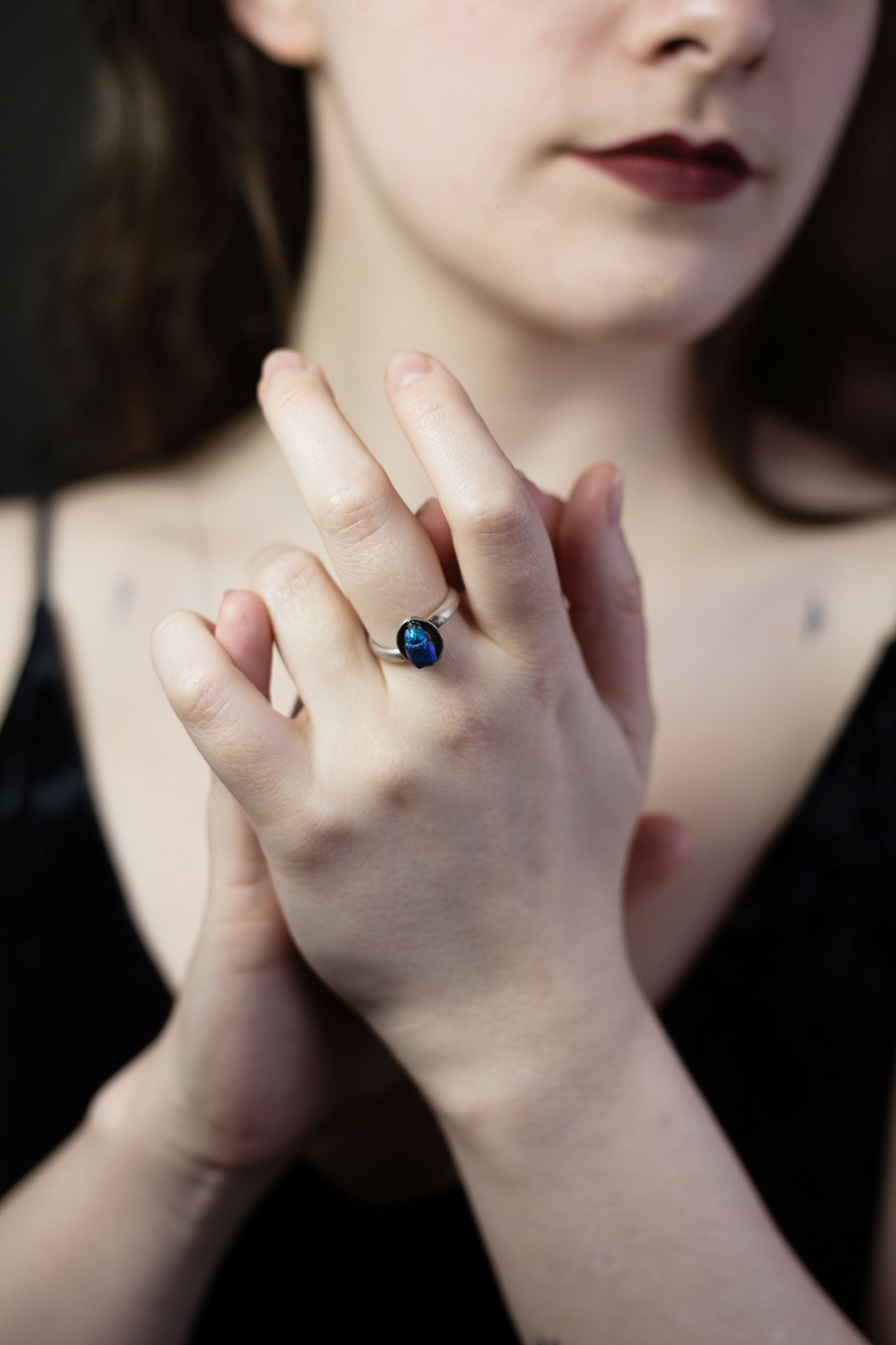 Détail bague Azur – cabochon scarabée bleu & laiton | Victorian Rehab
