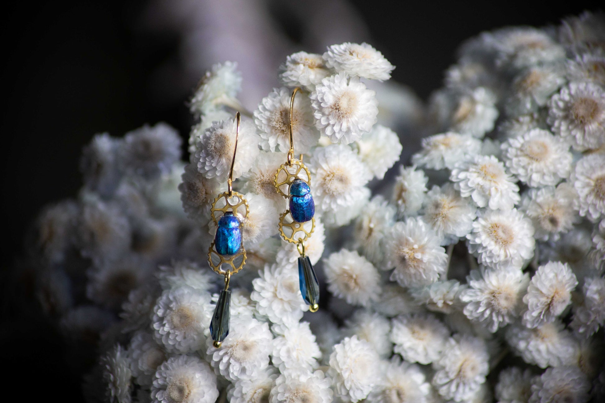 Détail boucles Azur – scarabée bleu & estampe dorée bijou minimaliste | Victorian Rehab