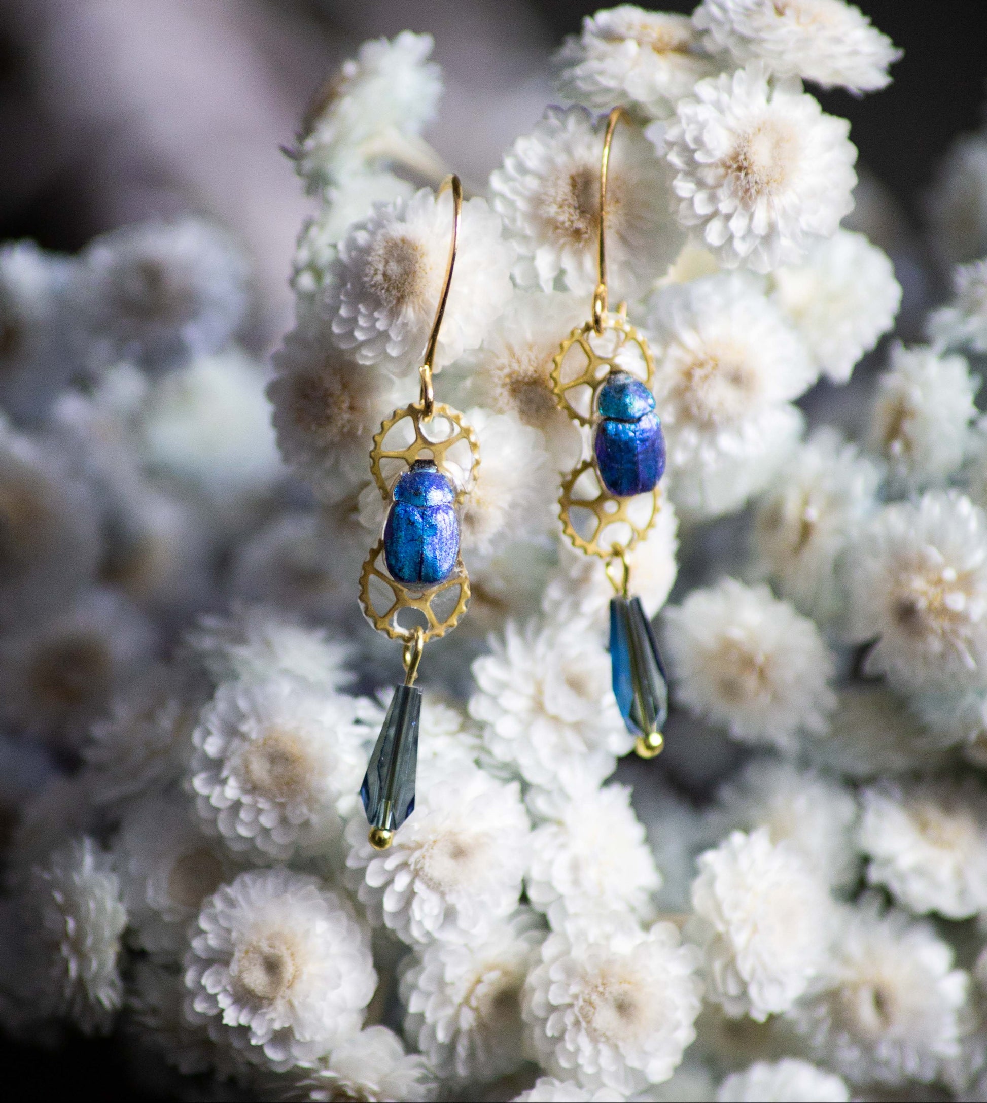 Boucles d'oreille Azur – scarabée bleu iridescent sur estampe laiton doré | Victorian Rehab