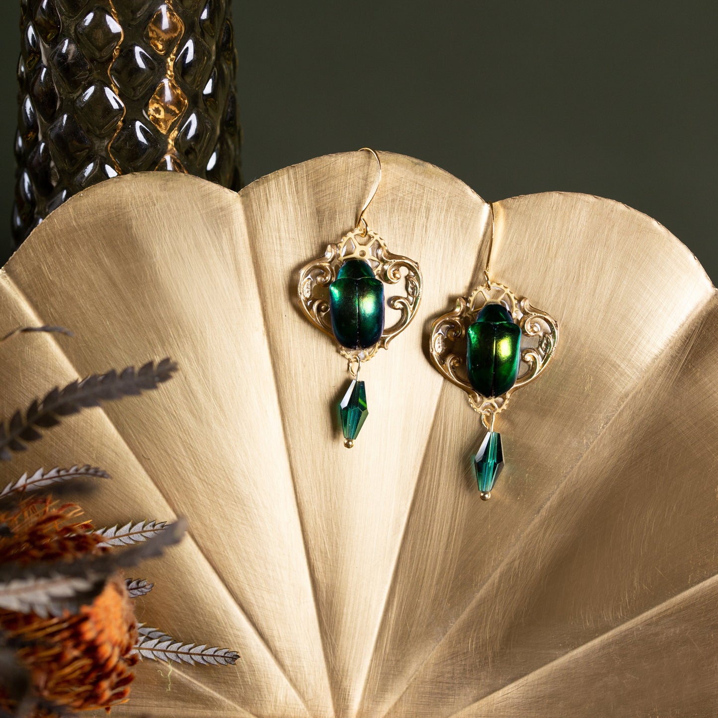 Boucles d'oreille Mucha – véritable scarabée vert & estampes dorées Art Nouveau | Victorian Rehab