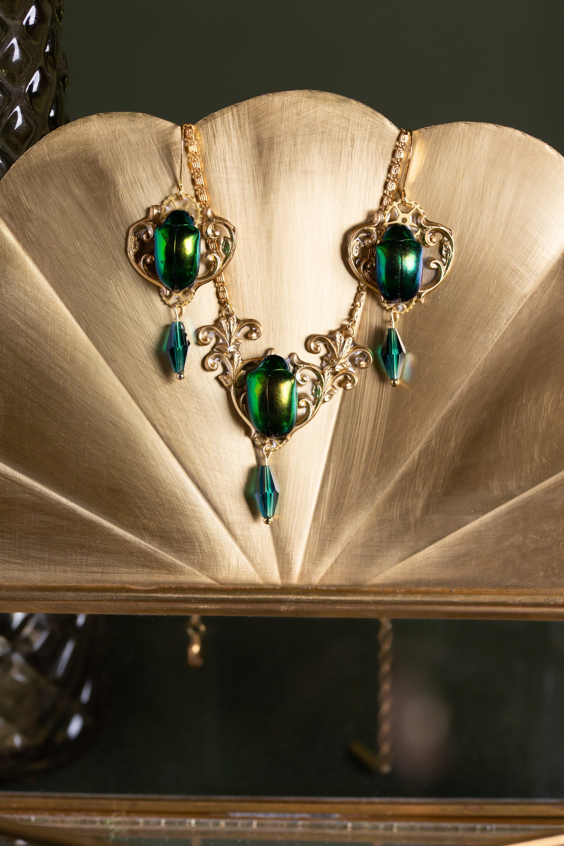 Détail boucles Mucha – scarabée iridescent & perles de verre | Victorian Rehab