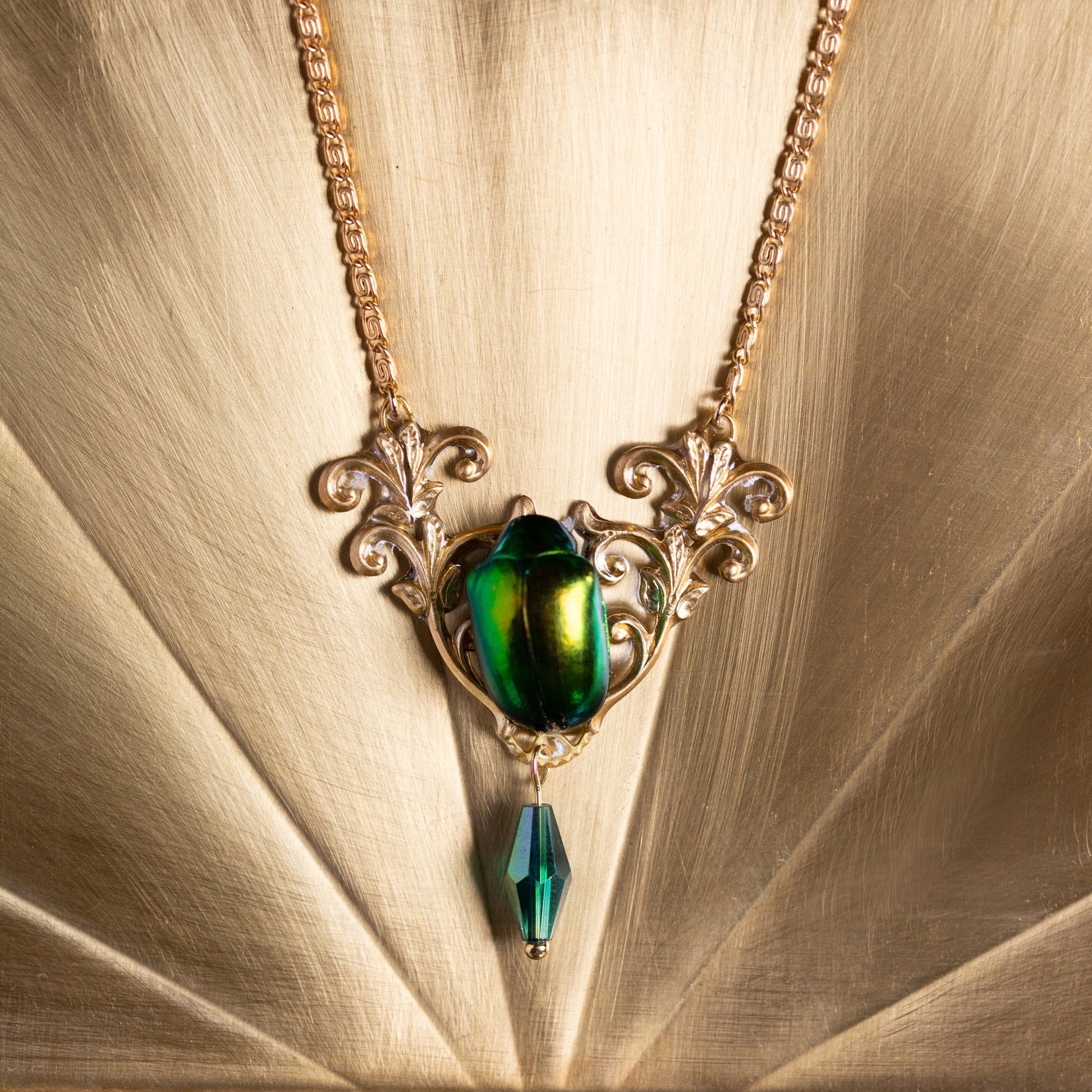 Collier Mucha – véritable scarabée vert & estampes dorées Art Nouveau | Victorian Rehab