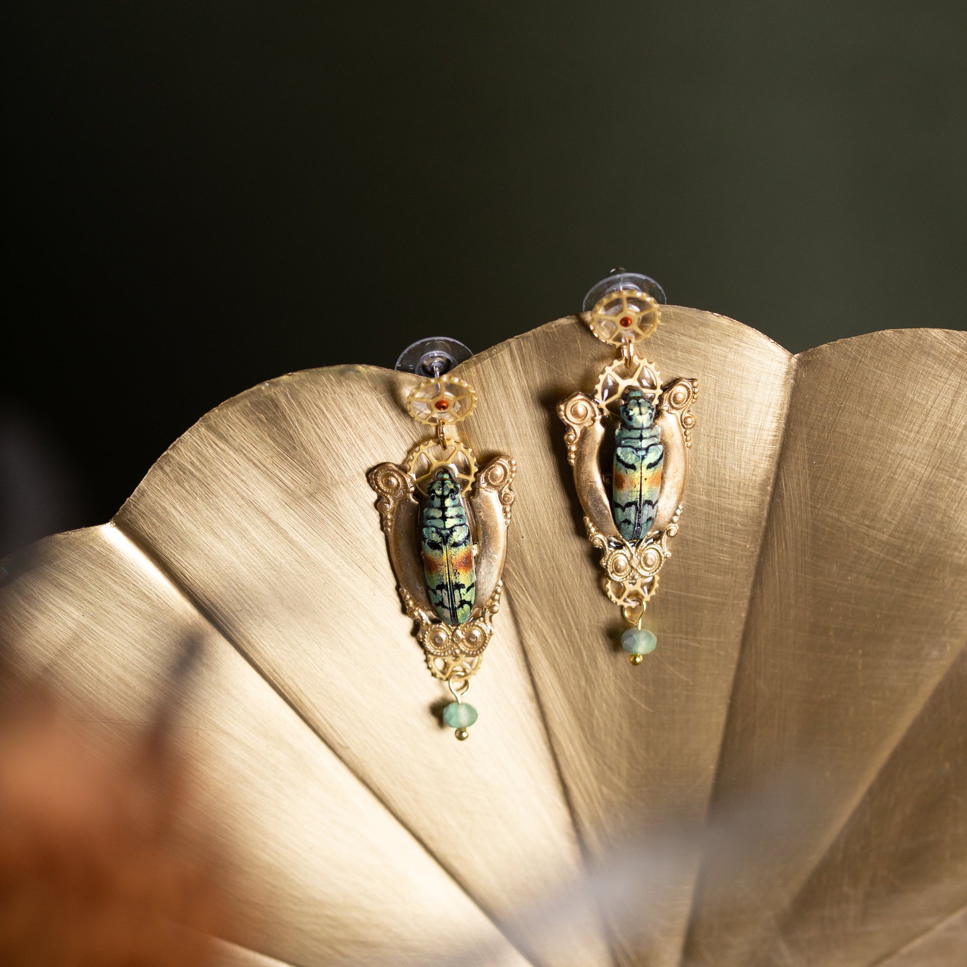 Boucles d'oreille Anubis – scarabée vert d’eau & orangé sur estampe dorée | Victorian Rehab
