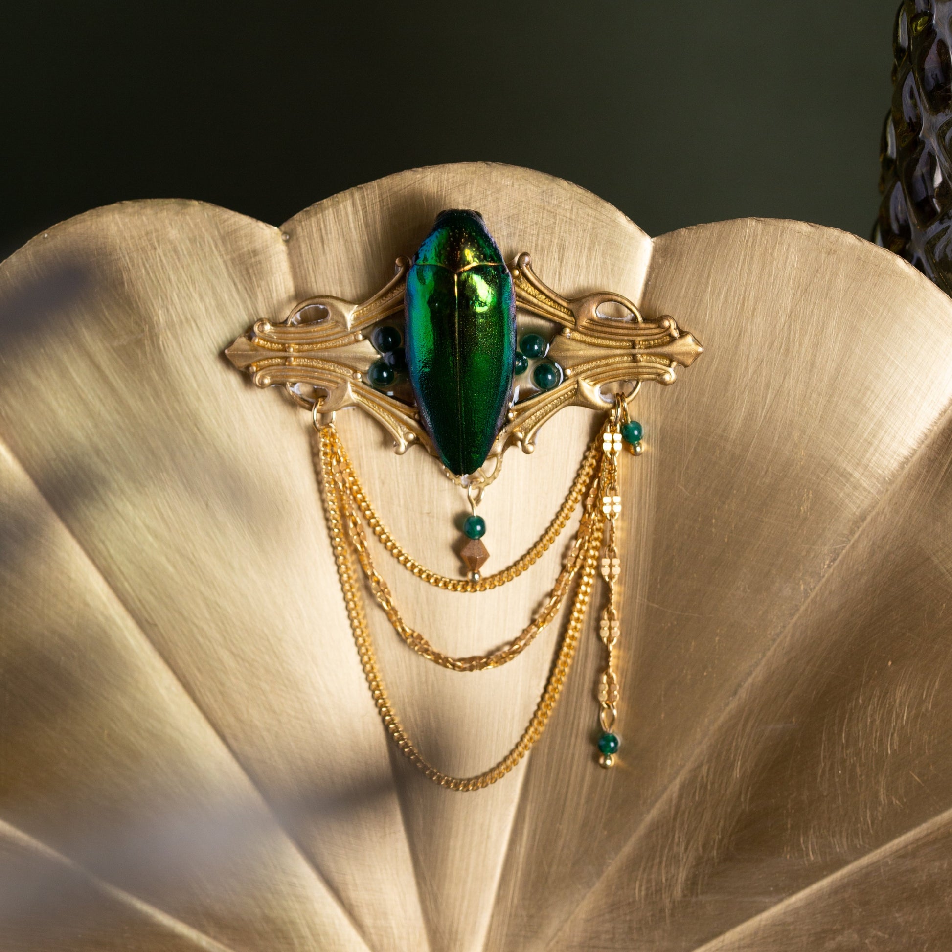 Broche Nobilia – véritable scarabée vert, perles de jade & chaînes dorées | Victorian Rehab