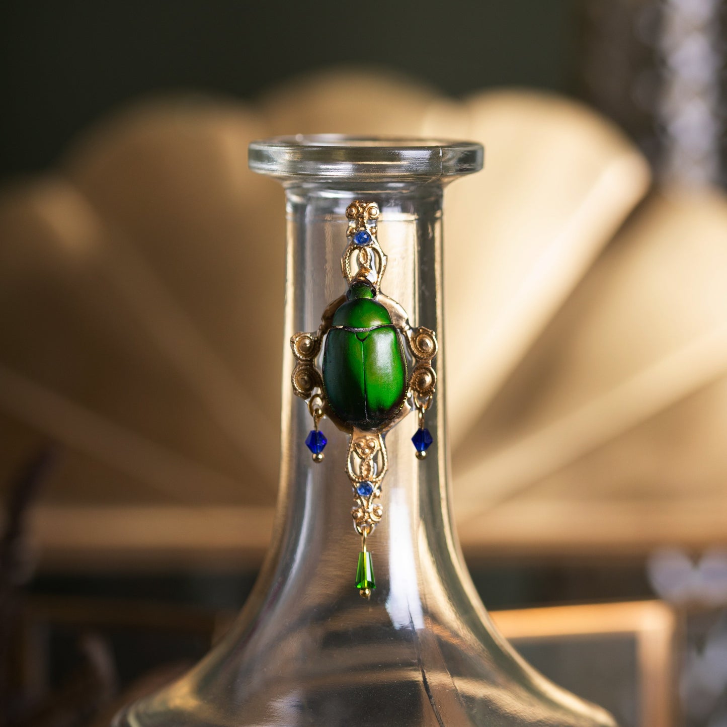 Broche Horus – véritable scarabée vert & bleu, estampes & perles de verre | Victorian Rehab
