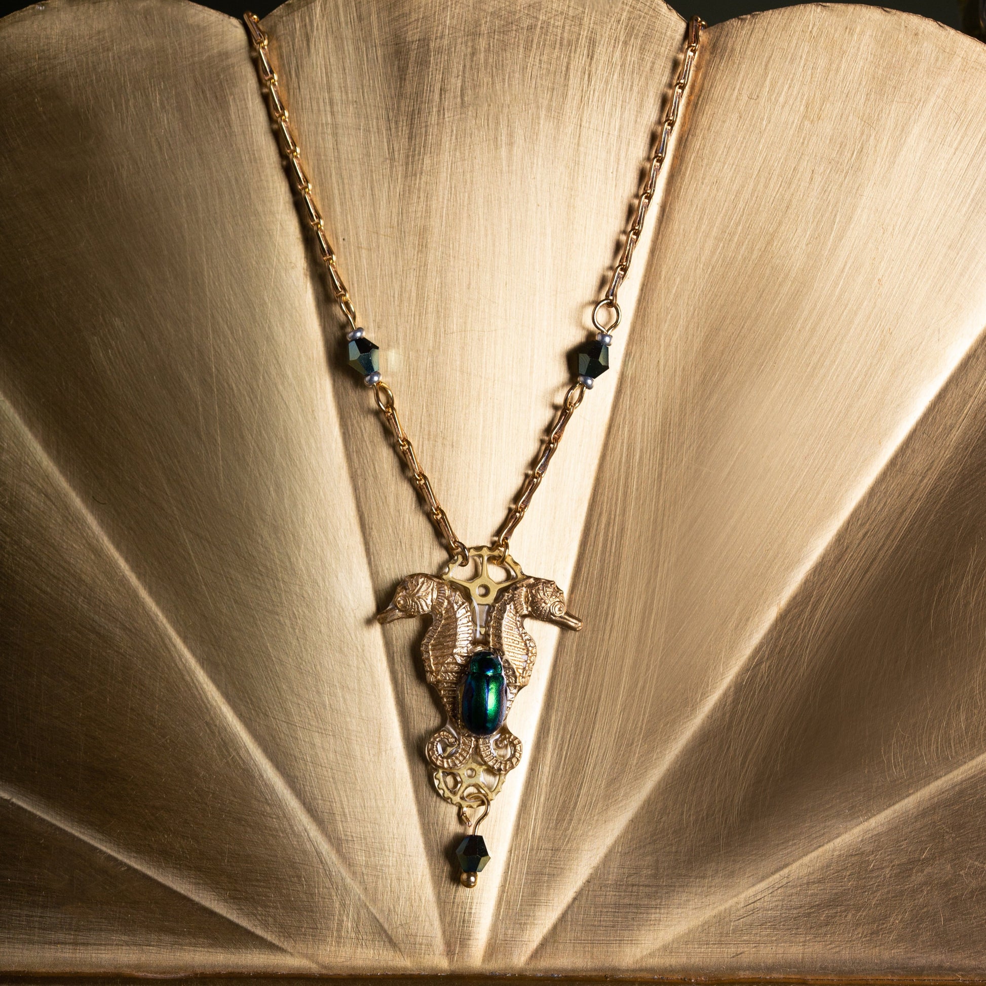 Détail collier Odyssée – scarabée, hippocampe & perles de verre | Victorian Rehab