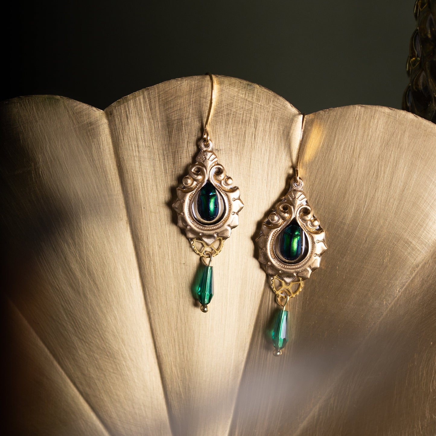 Boucles d'oreille Kabuto – véritable scarabée vert & perle de verre dorée | Victorian Rehab
