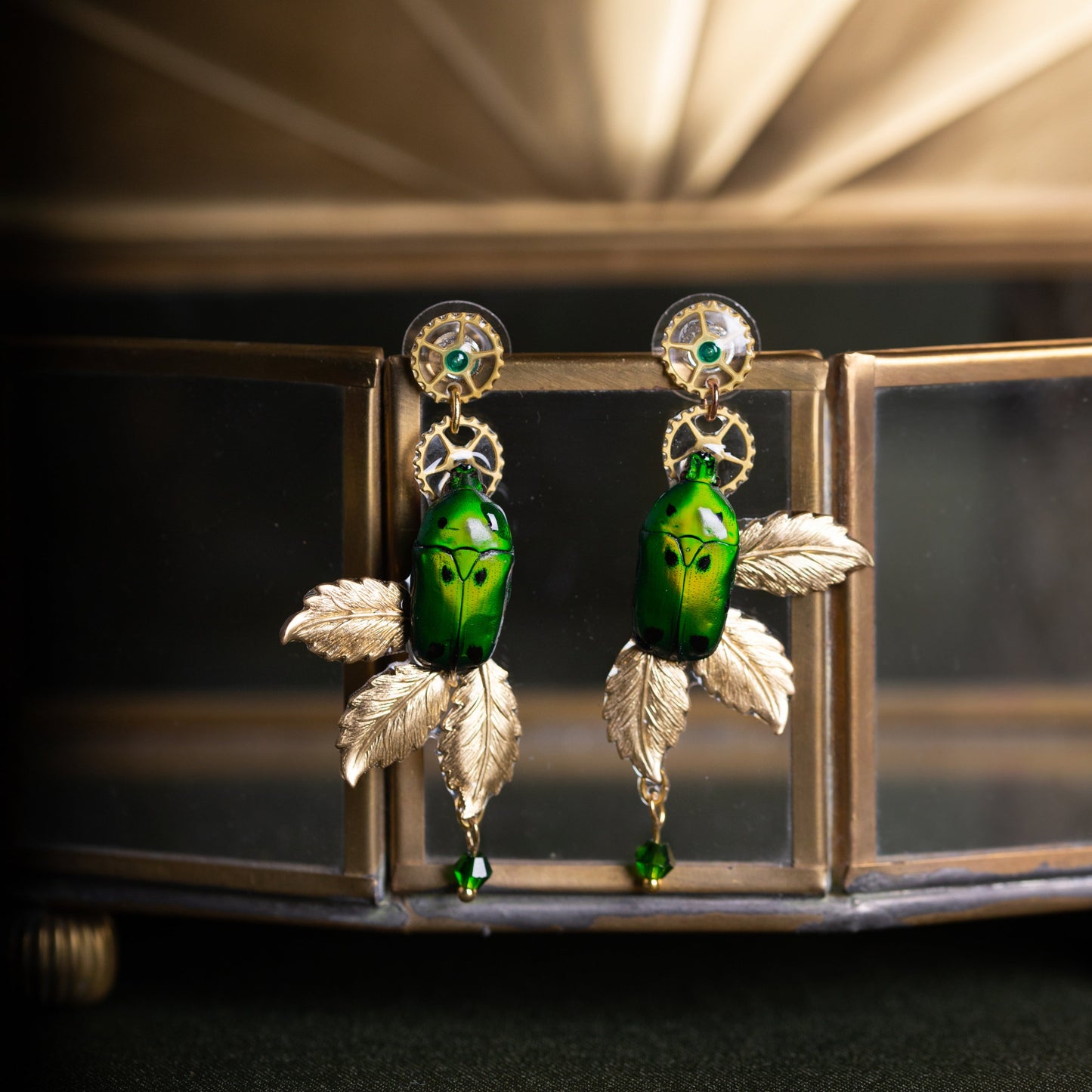 Boucles d'oreille Thalia – véritable scarabée vert & estampes dorées | Victorian Rehab