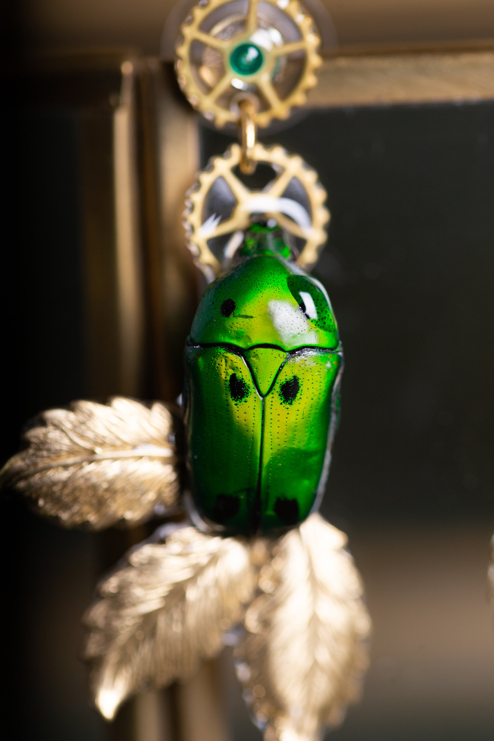 Détail boucles Thalia – scarabée iridescent, perles de verre & laiton | Victorian Rehab