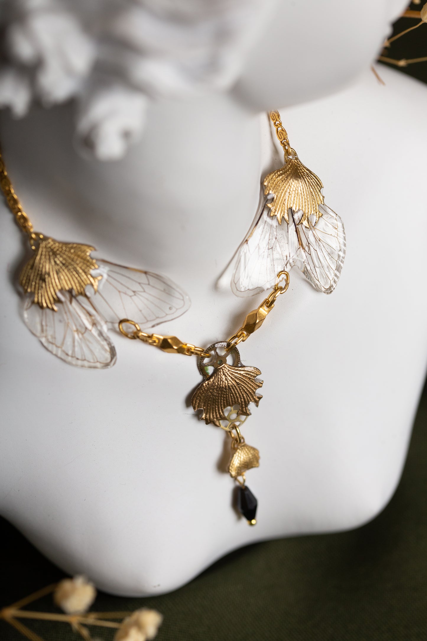 Détail collier Lyrie – véritables ailes de cigale estampe laiton Art Nouveau Victorian Rehab