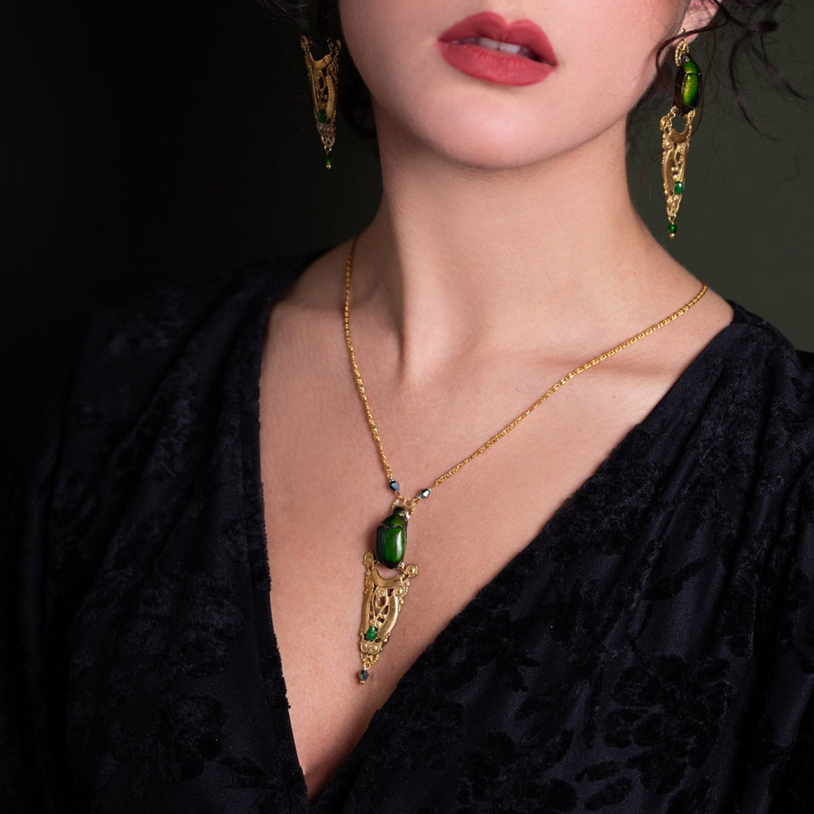 Collier Osiris – véritable scarabée vert & estampe laiton ajourée dorée | Victorian Rehab