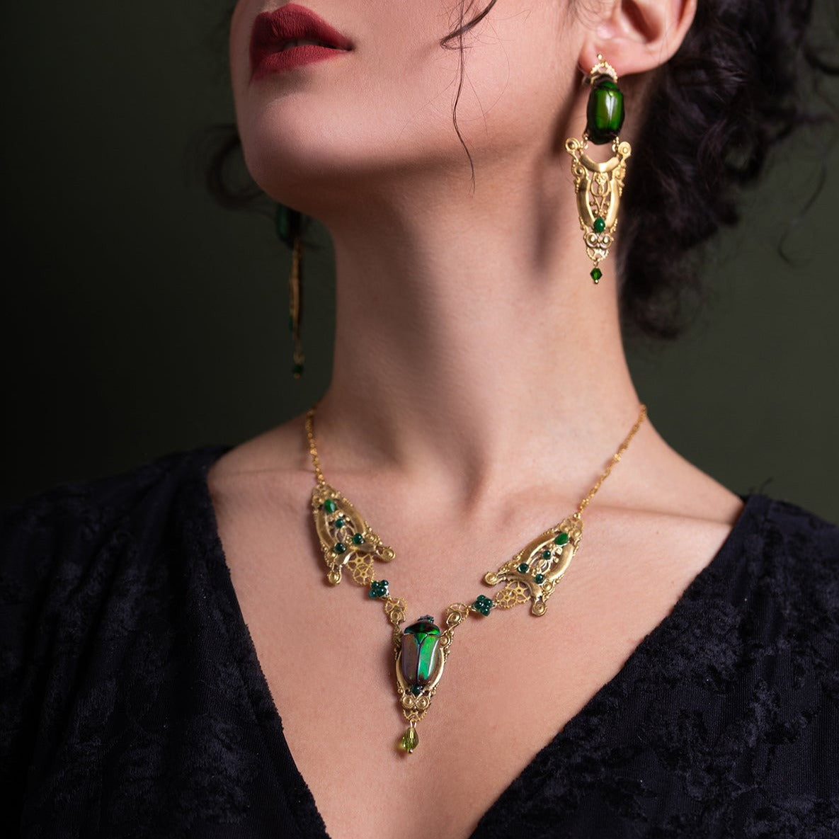 Collier Anubis – véritable scarabée vert & perle de jade, laiton doré | Victorian Rehab