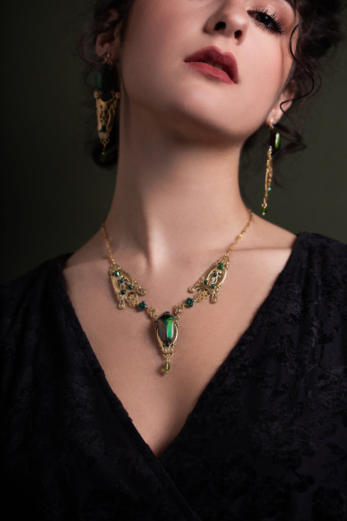 Détail collier Anubis – scarabée iridescent & estampes dorées | Victorian Rehab