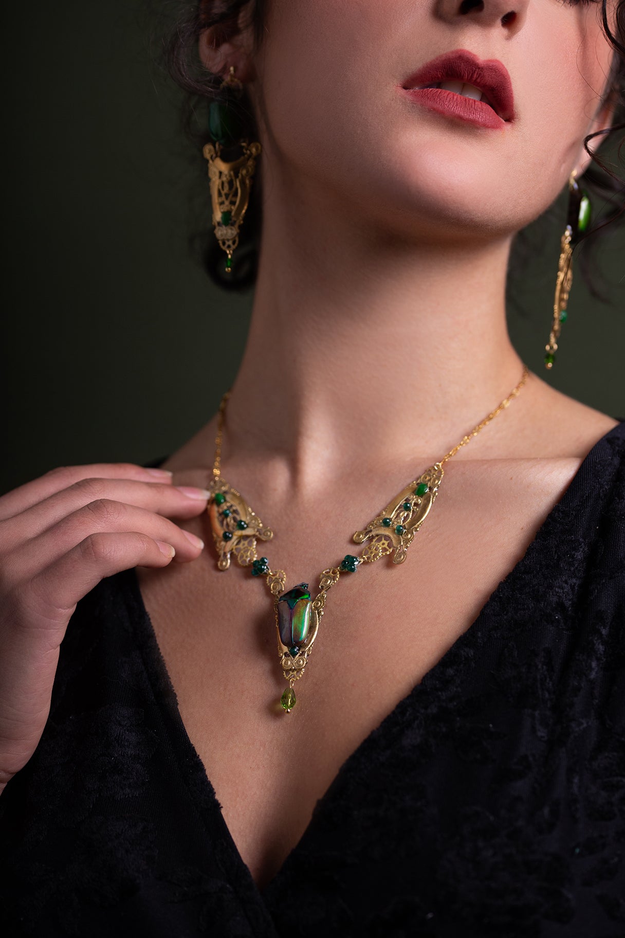 Collier Anubis porté – bijou talisman Égypte antique fait main | Victorian Rehab
