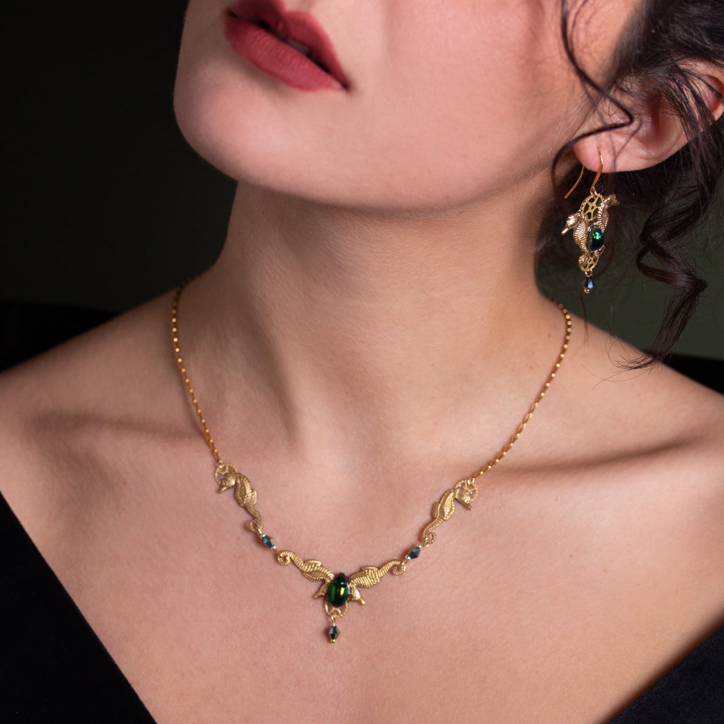 Collier Odyssée grand modèle – scarabée vert & estampes hippocampe dorées | Victorian Rehab