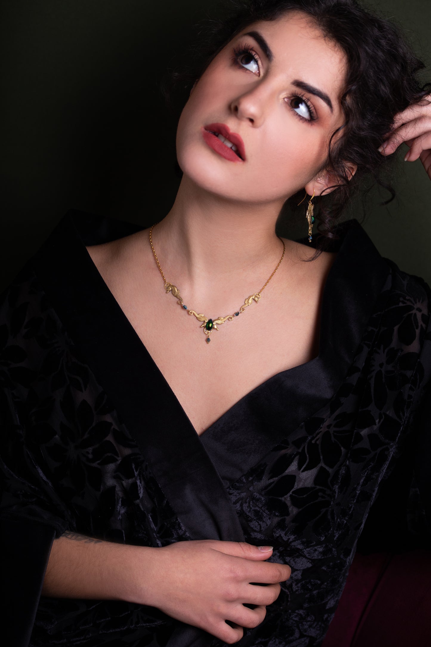 Collier Odyssée grand modèle porté – bijou scarabée cabinet de curiosités | Victorian Rehab