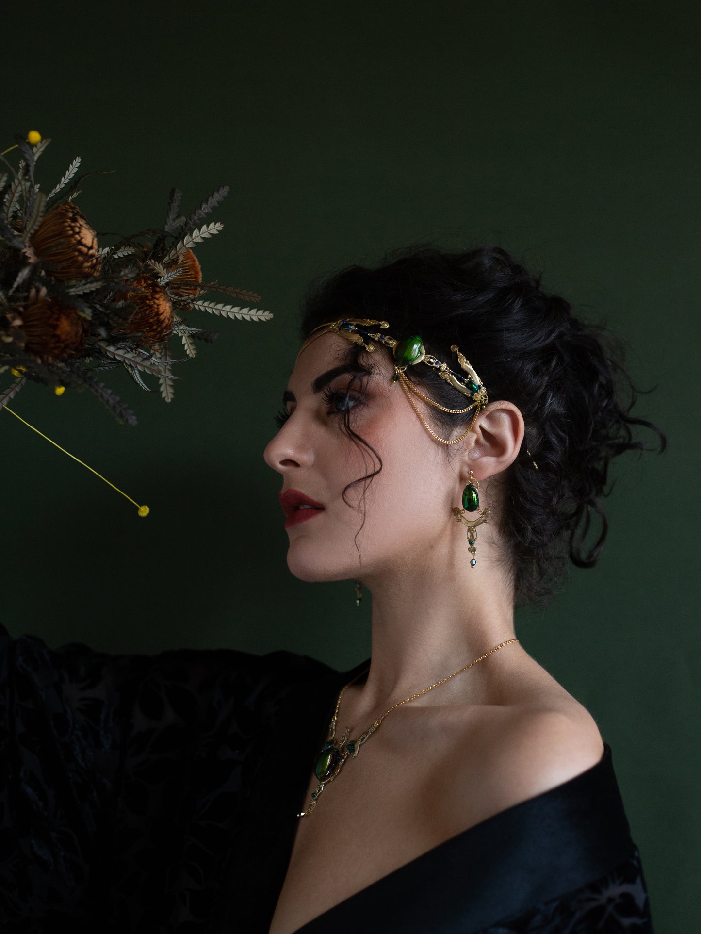 Détail bijou de tête Horus – scarabée central & perles de verre | Victorian Rehab
