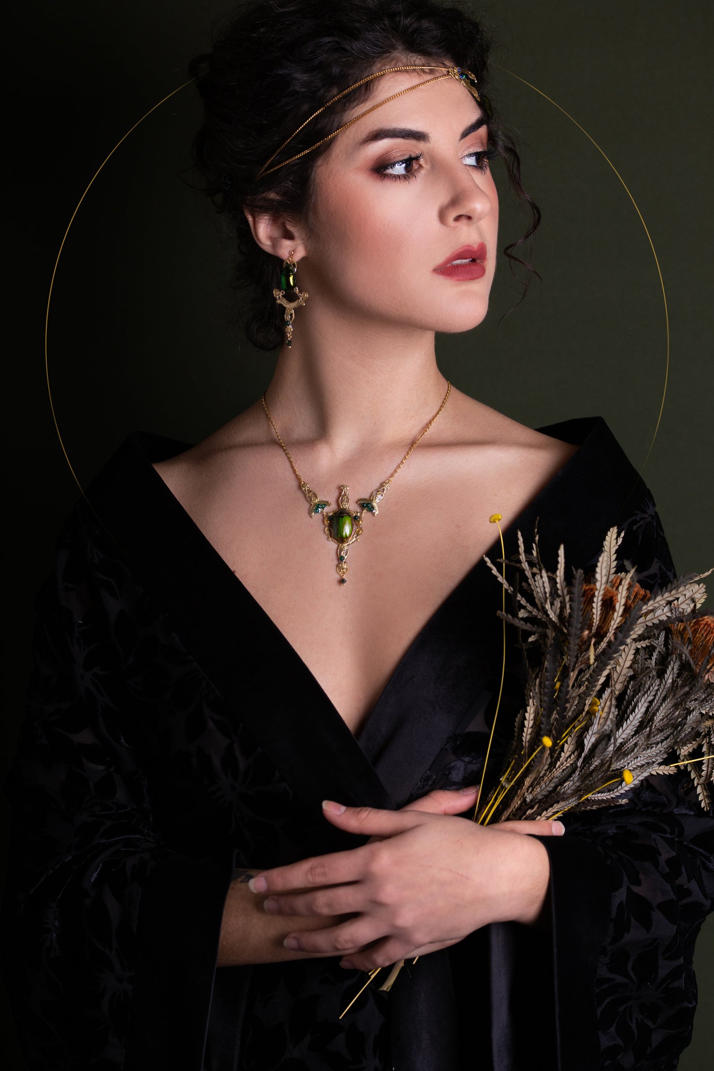 Détail collier Horus – scarabée iridescent & estampes dorées | Victorian Rehab