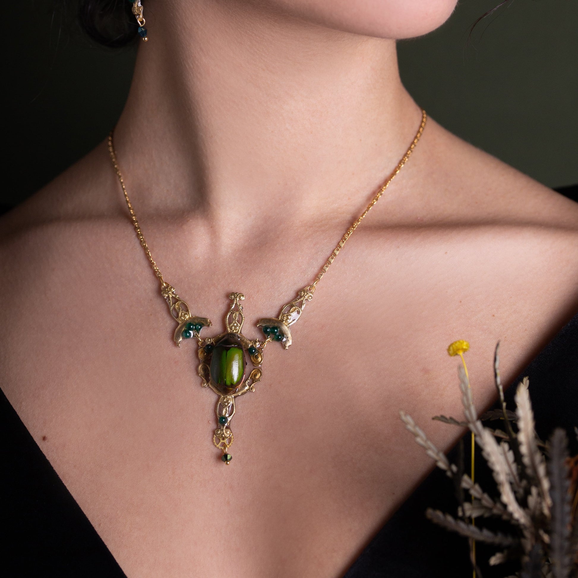 Collier Horus – véritable scarabée vert & perle de jade, laiton doré | Victorian Rehab